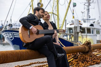 Foto van Zangeres Mirre Valkenburg en gitarist Álvaro Rovira Ruiz