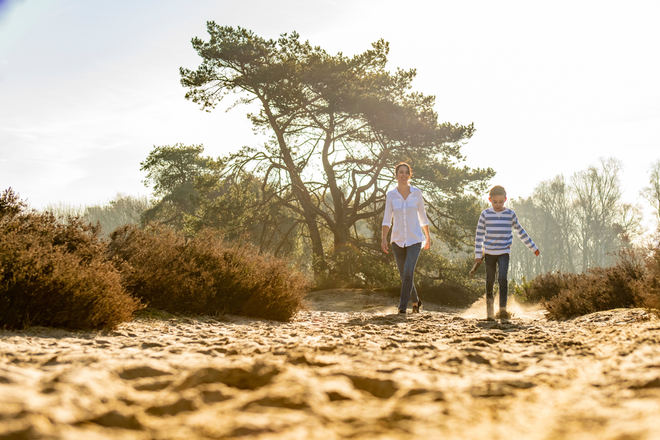 Een vrouw en kind wandelen in het Terhorsterzand.