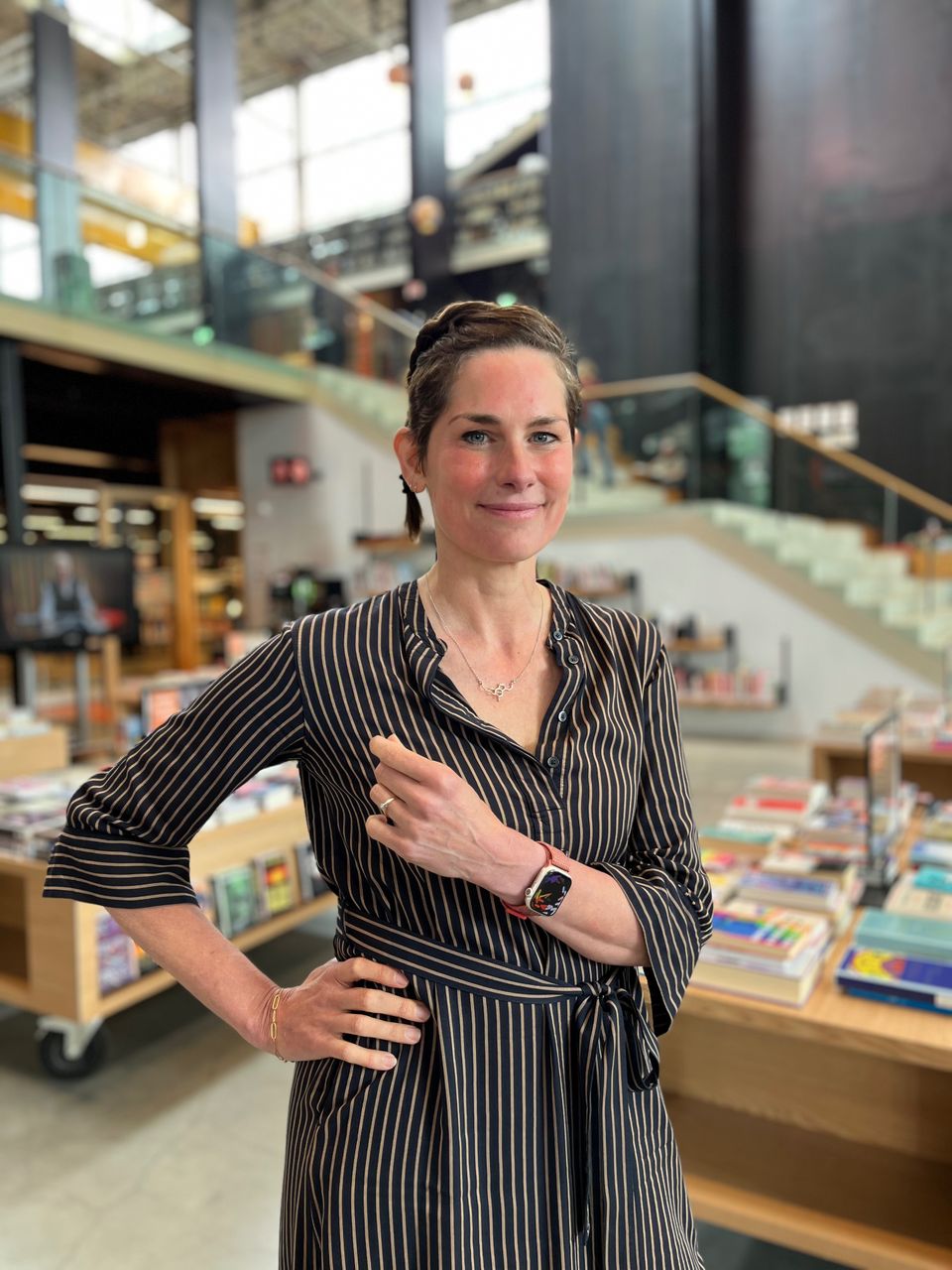 Marije Vogelzang in de LocHal in Tilburg voor project kunstopdracht Kunstloc.