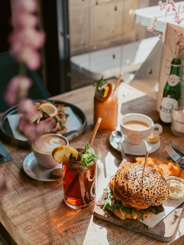 Een gedekte tafel met geserveerd eten en drankjes bij Blend in Bolsward.