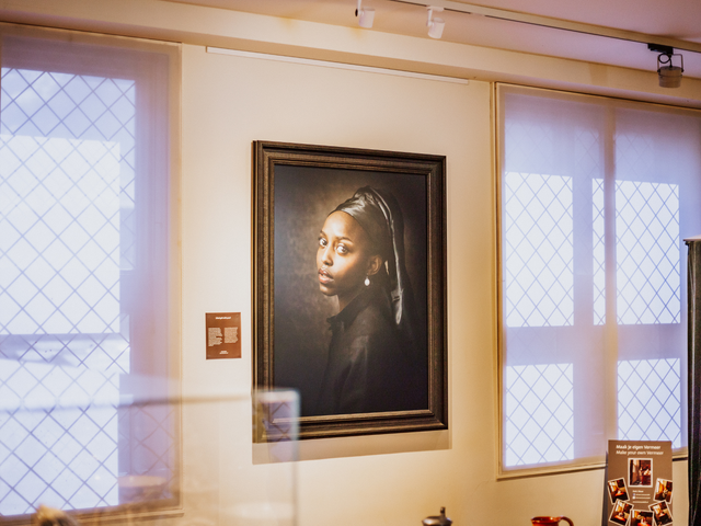 Foto black girl with a pearl’ van de Nederlandse fotografe Jenny Boot in het Vermeer Centrum Delft