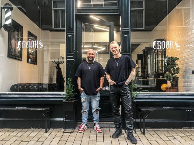 Ramiro en Max van The Crooks Barbershop vóór hun eigen zaak.