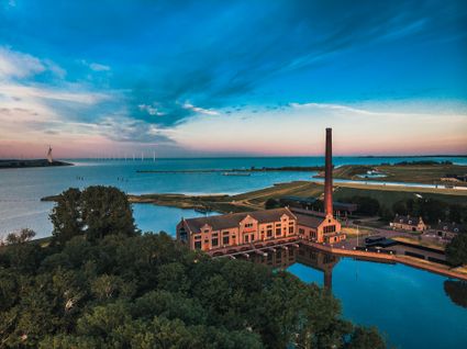 dronefoto van het woudagemaal bij zonsondergang