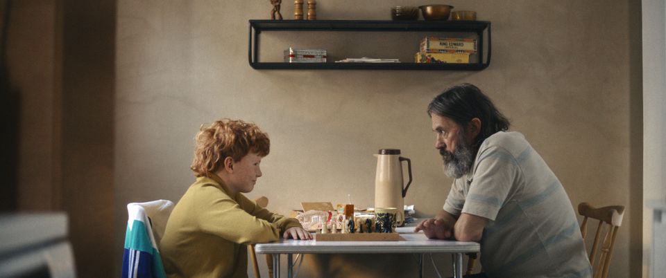 Jongen en man aan een tafel