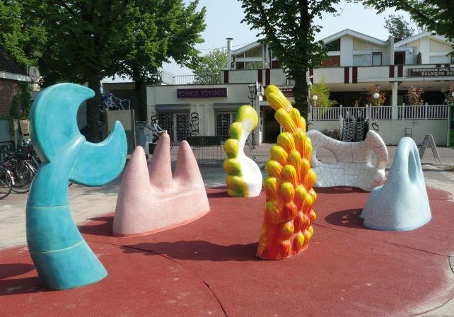 Foto van het kunstwerk Bentem Speelvis in de Dorpsstraat