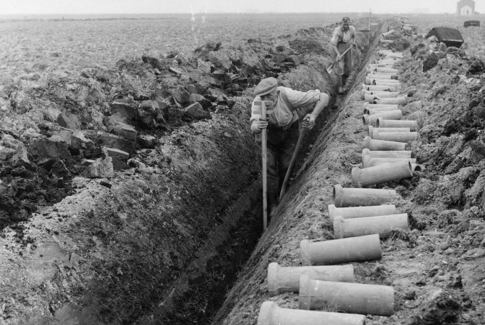 Oude foto inpoldering Flevoland Werkende mannen.