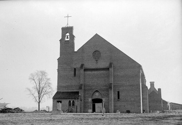 Sint-Annakerk in aanbouw in de wijk Deuteren in 1937