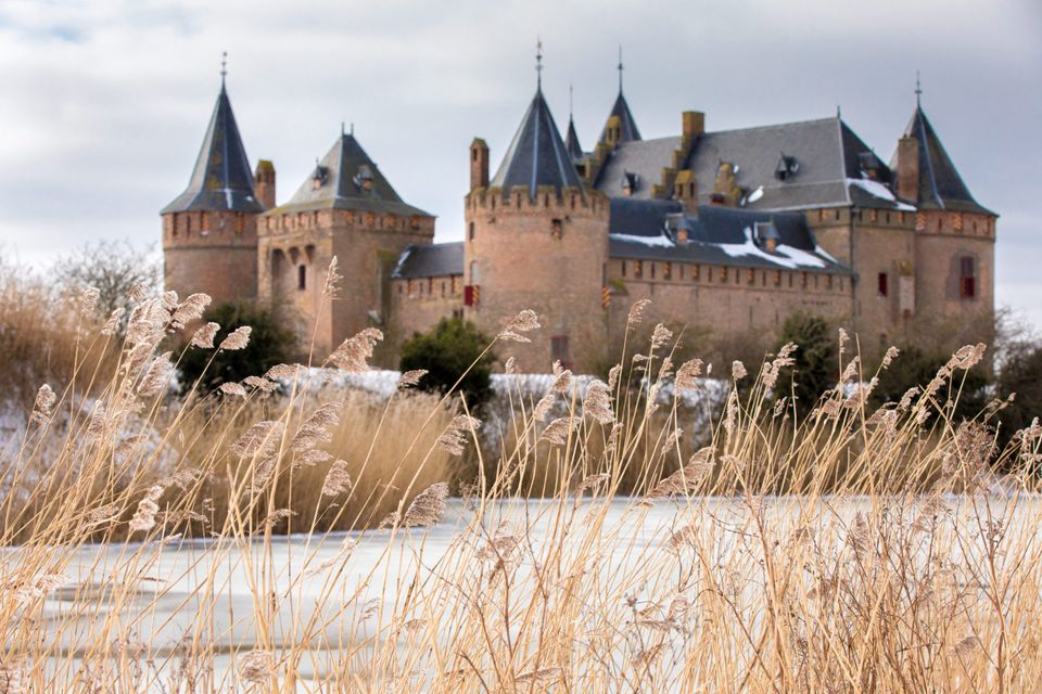Kasteel Muiderslot in de sneeuw