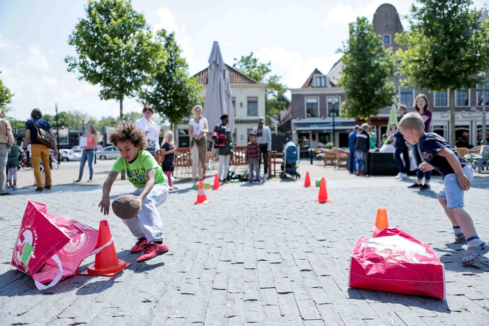 Kinderen die aan het buiten spelen zijn op de Koemarkt