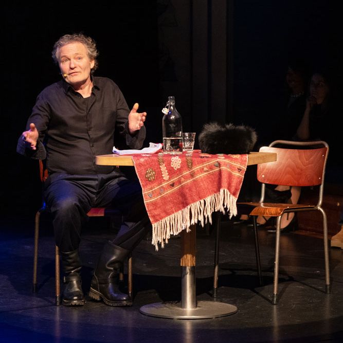 Man aan een tafel