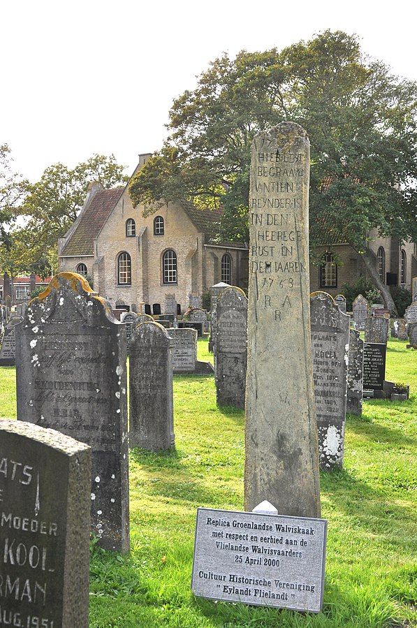 Walviskaak_als_grafzerk_op_begraafplaats_oostvlieland_,1753