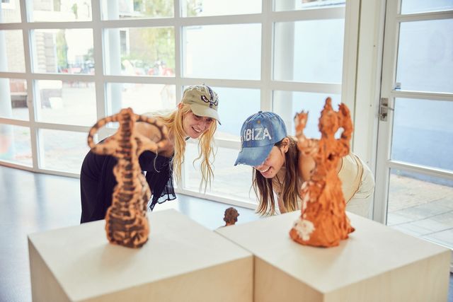 Bezoekers bekijken moderne kunstwerken in Museum IJsselstein, een eigentijds museum voor beeldende kunst in het historische centrum van IJsselstein.