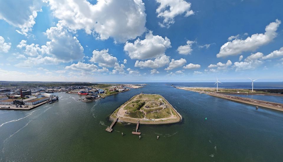 Forteiland Ijmuiden vanuit de lucht met zicht op zee.