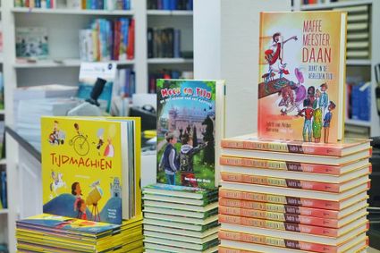 Christelijke boekwinkel De Hoeksteen Woerden, provincie Utrecht, Groene Hart, openliggend boek met herfstblad tussen de pagina’s als sfeerbeeld voor lezen, bijbels en inspirerende boeken in de binnenstad.