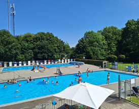mensen die in het zwembad spelen