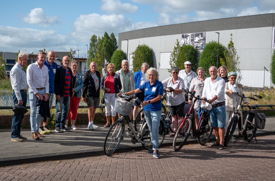 De deelnemers aan de eerste Fietstour Maassluis zijn er klaar voor.