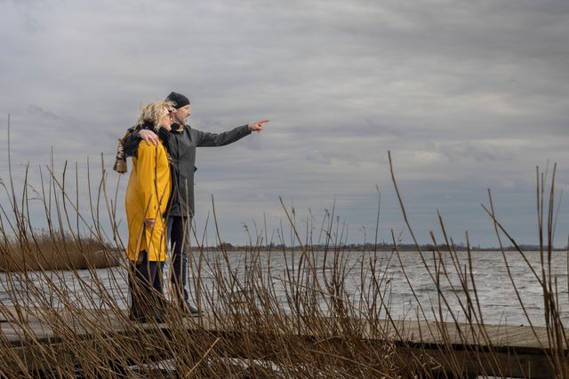 Koppel kijkt vanaf de steiger uit over Sandfirden