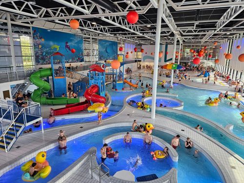 Kinderen die aan het zwemmen en spelen zijn in het Leeghwaterbad