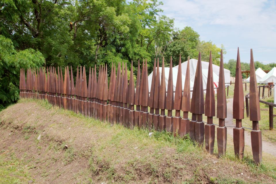 Voorbeeld van een gracht, wal en palissade van een Romeins marskamp, Wikimedia