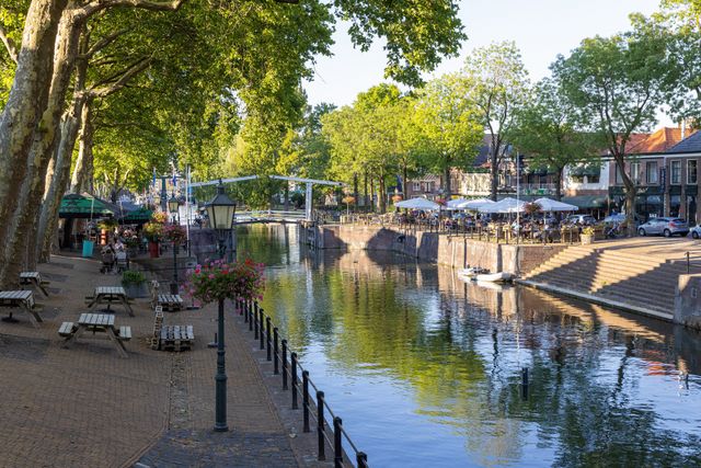 een recente foto van de Oude Sluis te Vreeswijk, Nieuwegein met aan beide zijde terrassen in zomerse sferen.