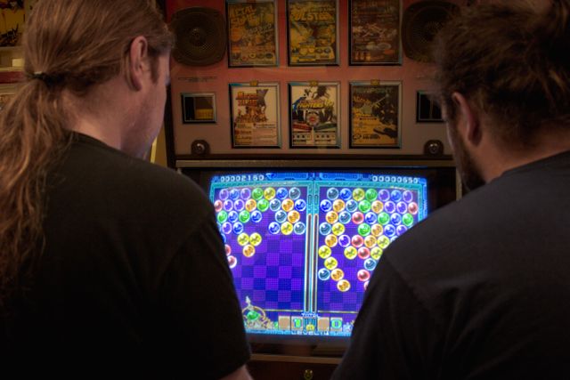 Twee jongemannen spelen op een gamecomputer