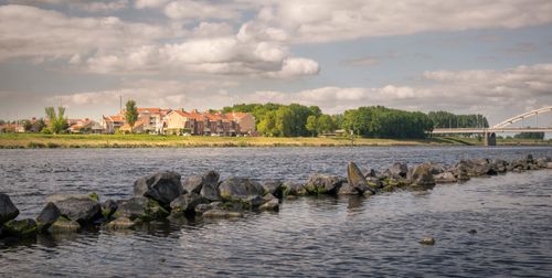 Een vergezicht over het Schelde Rijn Kanaal met Tholen  en de Thoolse Brug op de achtergrond.
