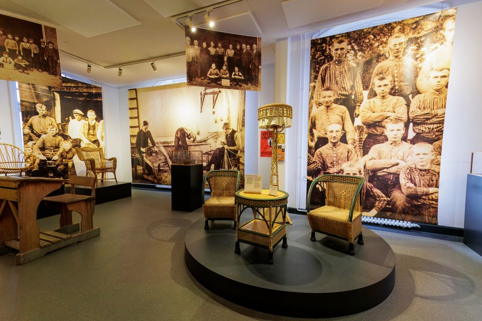 Johan Terpstra in Nationaal Vlechtmuseum.