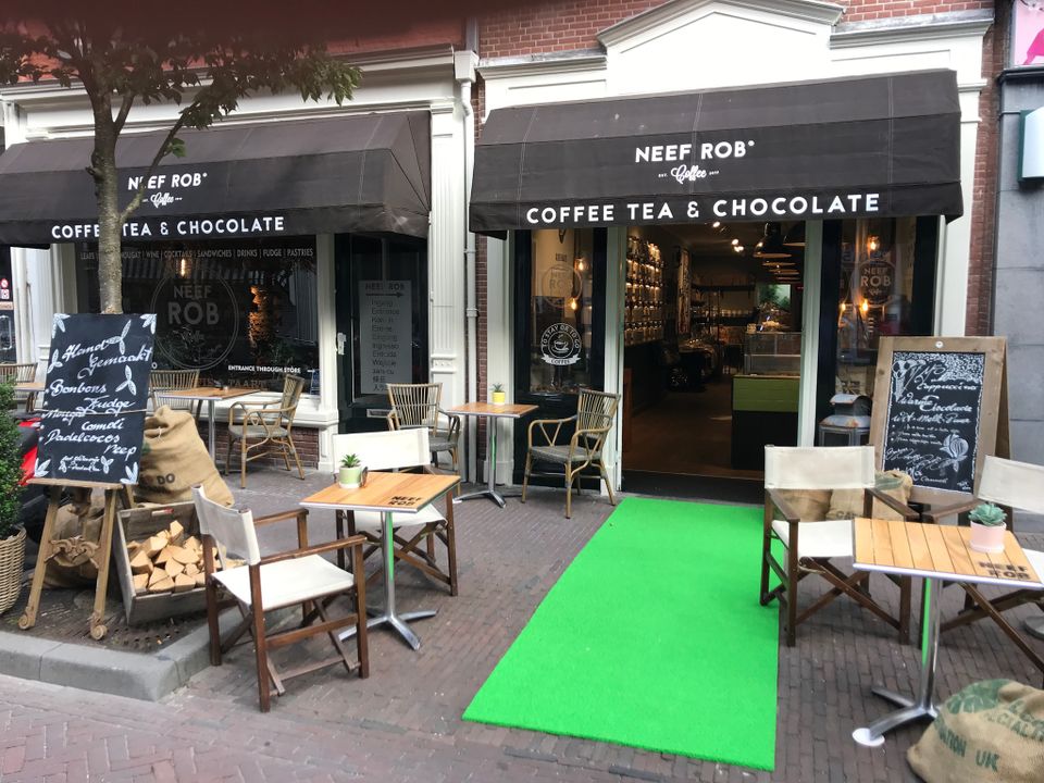 Ingang van koffiezaak Neef Rob in Delft