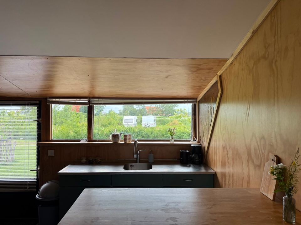 Eigen kitchenette met koffie- en theefaciliteiten voor een ontspannen verblijf op Sjaerdemahof.