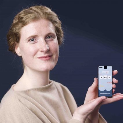 Amaka met smartphone