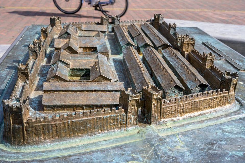 Bronzen maquette van het fort in Alphen aan den Rijn, met op de voorgrond een toegangspoort van het fort.