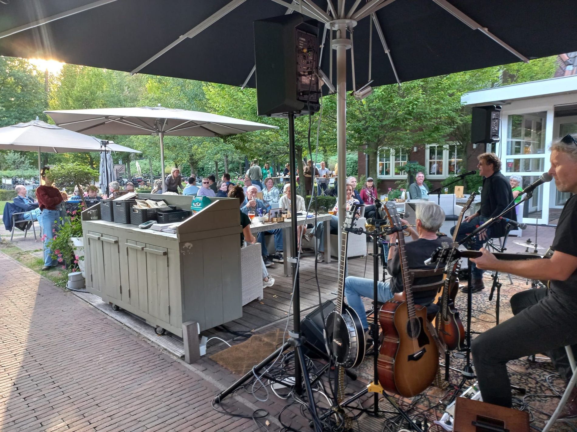 Een vol terras van De Belversthoeve met band Fratelli Brothers