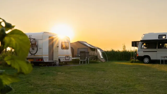 Plaatsen voor een caravan en tenten op Camping het zonneveld dichtbij Delft