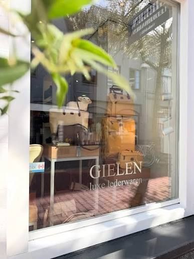 Gielen Lederwaren etalage met koffers