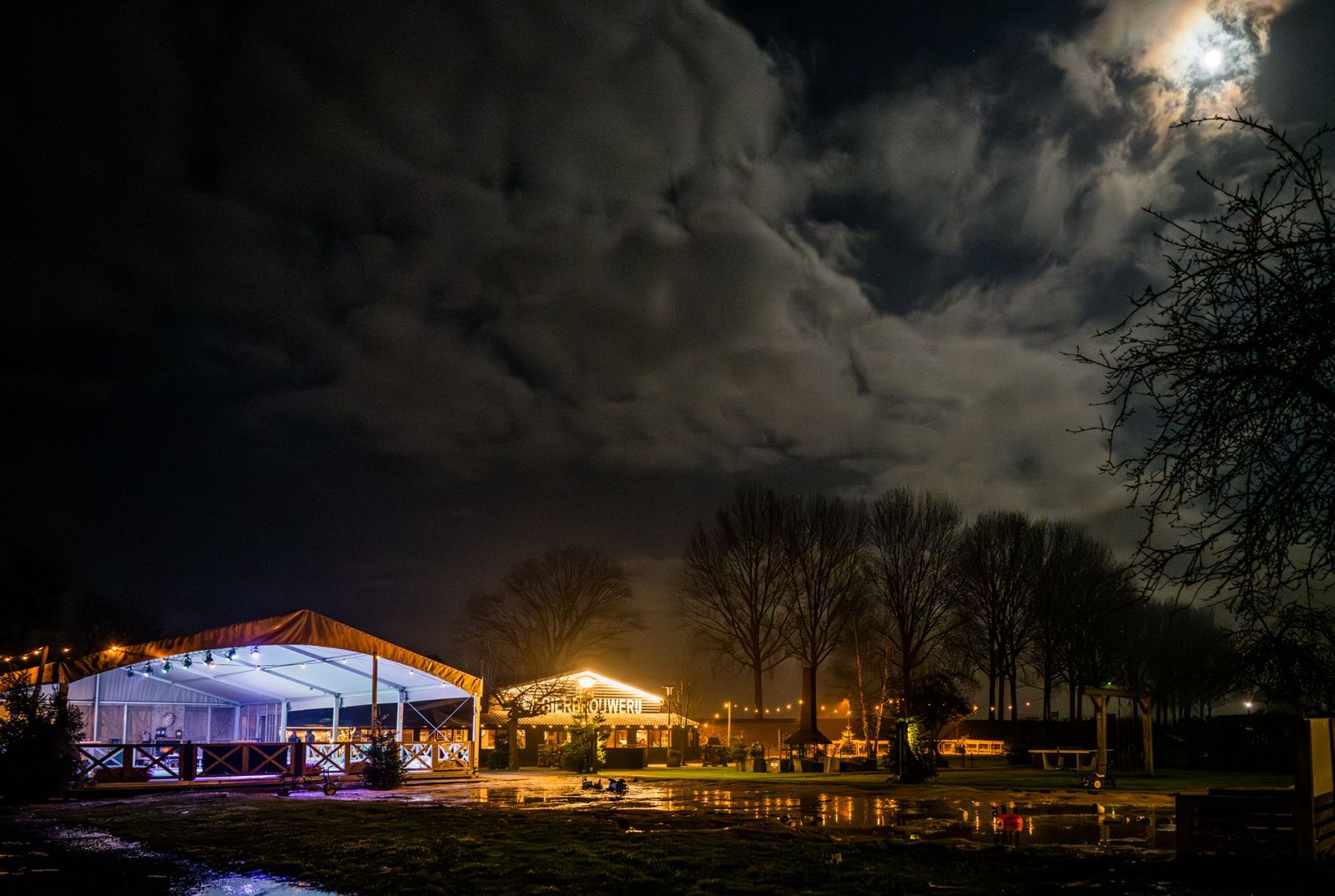 Schaatsbaan met sfeerverlichting