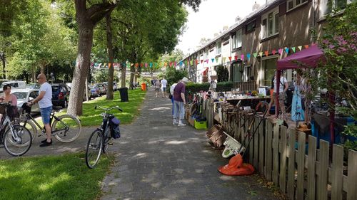 Een rommelmarkt in de tuinen van mensen