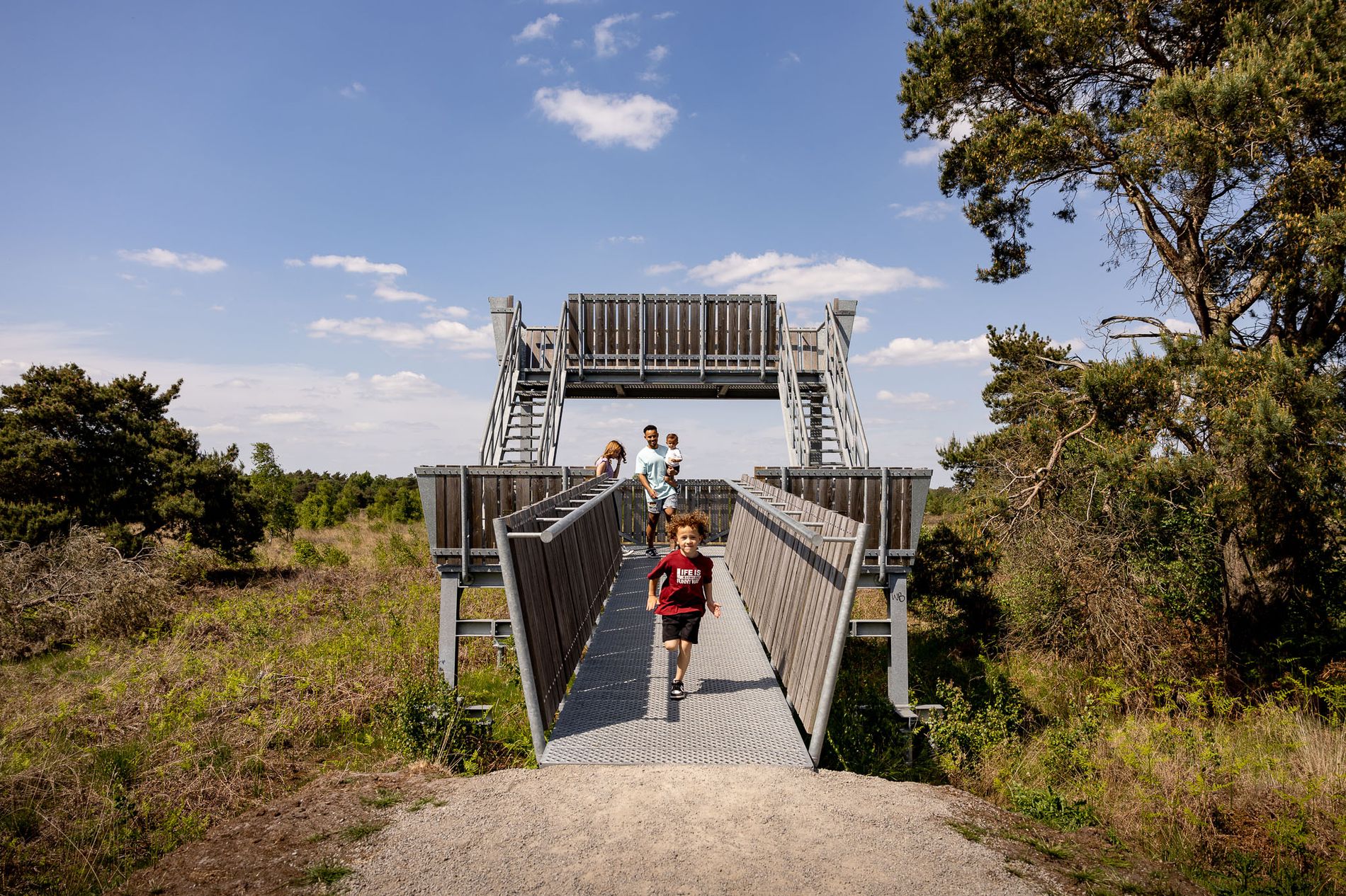 een gezin loopt van een uitkijktoren naar beneden