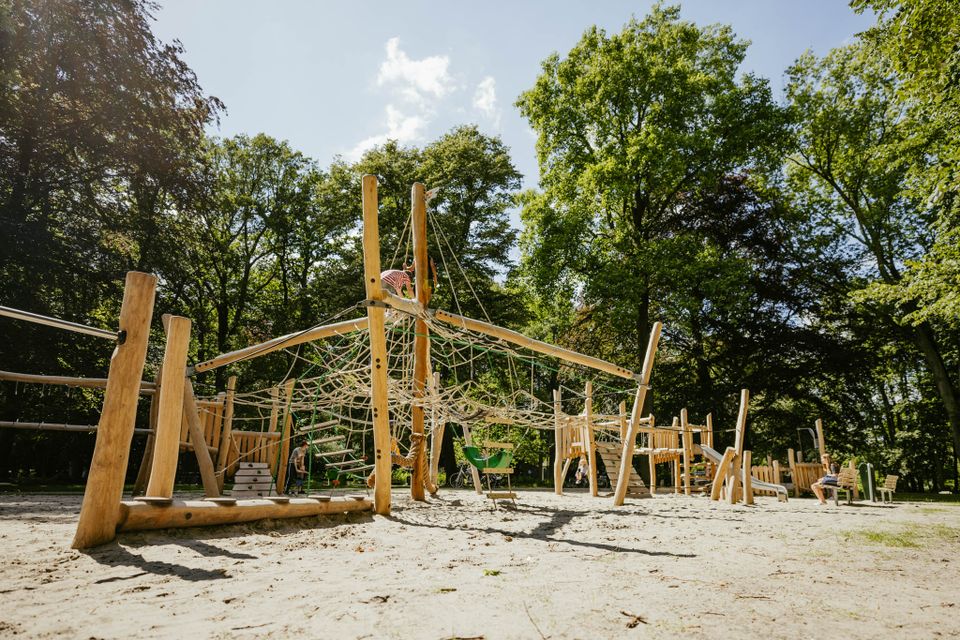 Het grote klimrek van de speeltuin in het Slotpark.