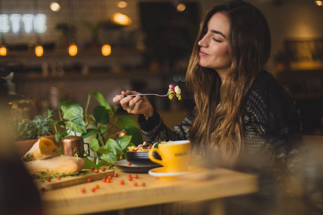 een mevrouw die iets eet