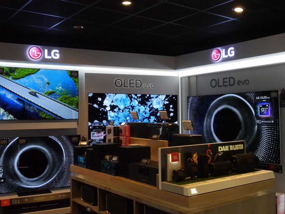 Een elektronica winkel op de Julianaweg in Volendam