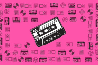 Cassettebandje tegen roze achtergrond