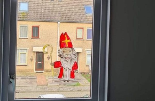 Sinterklaastekening op het raam in een huis in Almere.