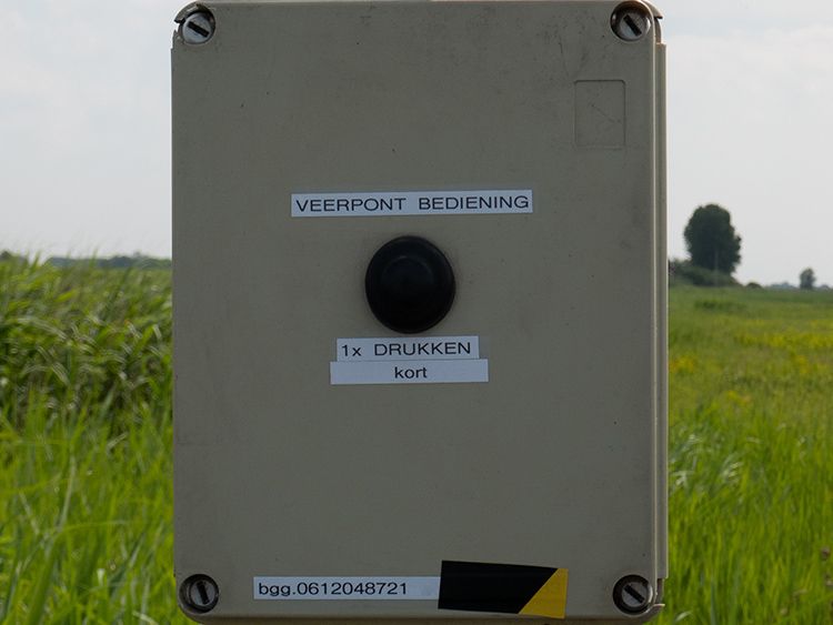 Als de pont er niet ligt, kun je op een belknop drukken