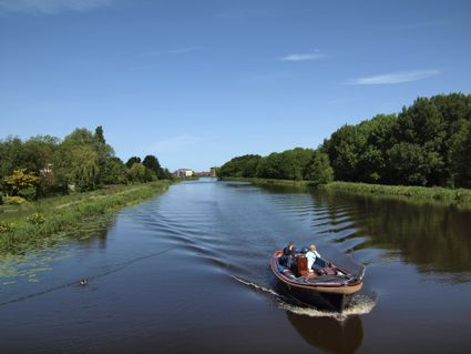Dwarswatering varen Leiderdorp.