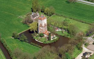 Ooit was de Hamtoren onderdeel van een groter geheel: kasteel den Ham. Maar het onderhoud werd te duur, dus het kasteel werd gesloopt. De toren bleef overeind en trotseerde de tijd.