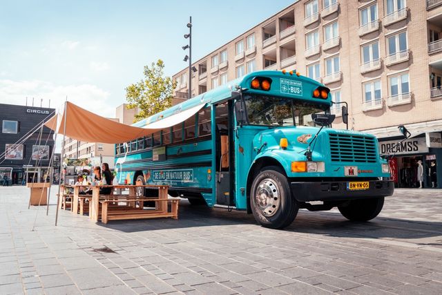 Kunstbus in cultuur op stadhuisplein