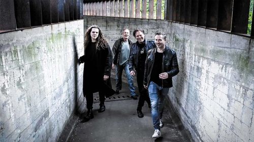 Een band die door een steeg loopt
