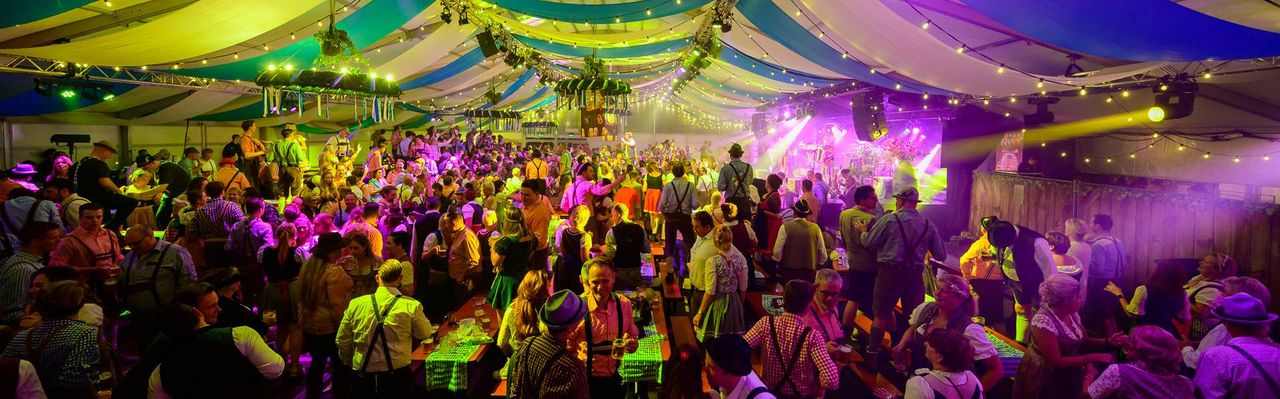 Mensen in feesttent