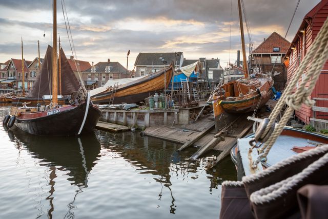Historische botters en houten scheepswerf in Museumhaven Spakenburg bij zonsondergang, onderdeel van Hollandse Ambachten Utrecht Region.