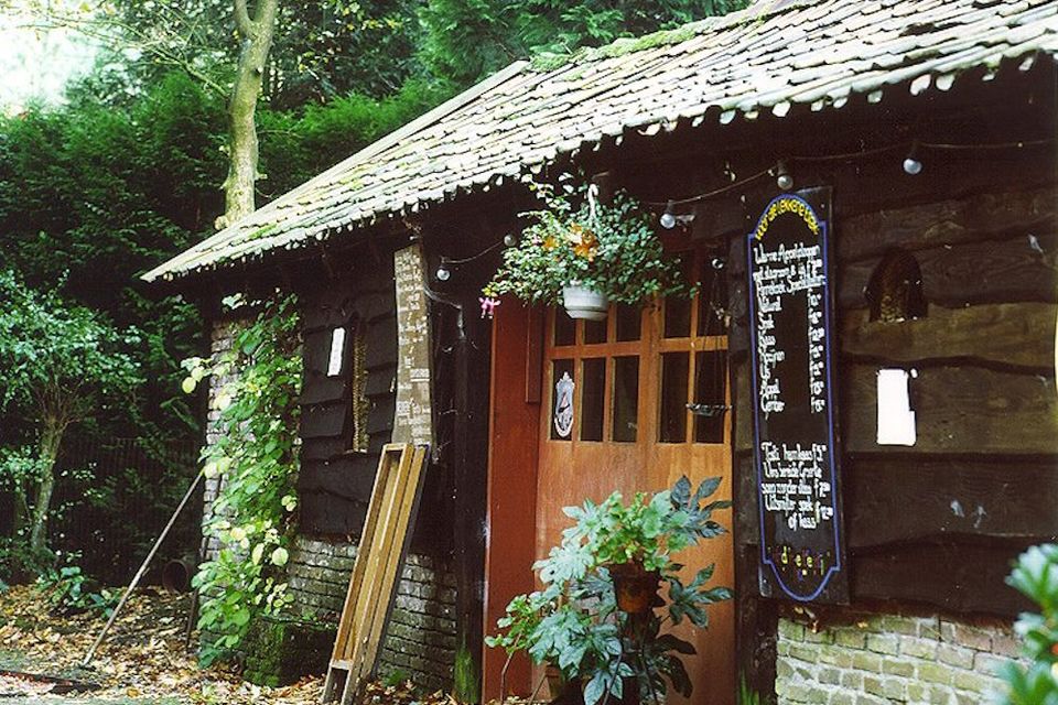 Ein Restaurant im Wald.